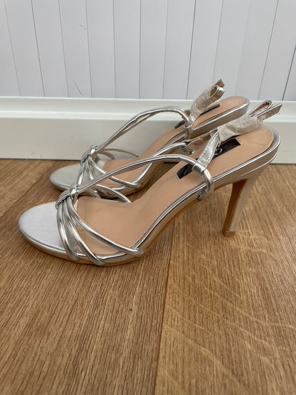 Quiz Sandals Size 4